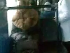 Belleza checa friega el coño video casero real con los dedos sobre la alfombra