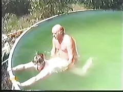 Morena está usando sus pies y videos potno caseros su boca en una polla de chicos