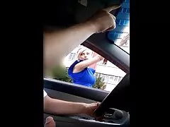 Una latina de coño sexy xxx trios caseros le hace una mamada a su amante de cerca
