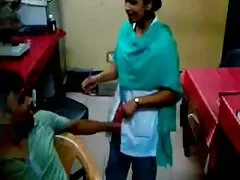 Tres caserosxxx mujeres usan consolador en un sofá de cuero para follarse mutuamente