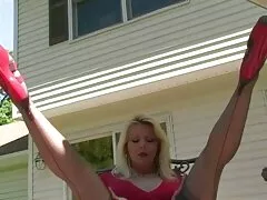 Amigo colgado esposa casero xxx estira la hermosa milf rubia en el sofá azul