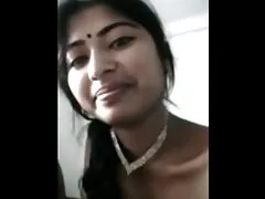 Una mamada está sucediendo dentro de un caserasxxx auto y la niña está sonriendo