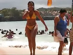 Una chica desnuda en la cocina y de rodillas, chupando camara oculta casero una polla