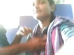 Caliente xnxxcaseros y tetona mujer de pelo negro monta una gran polla en el sofá