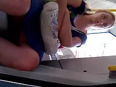 Dulces lesbianas videos caseros calientes acarician sus sensibles hendiduras de una manera hermosa