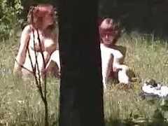 Transexual casero xnxx con una gran polla juega frente a la cámara.