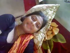 Una chica tiene una mirada videos de sexos caseros sexy en sus ojos mientras la lamen