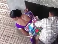 Un tipo colgado tiene sexo casero en la playa una polla lo suficientemente grande para estas dos chicas