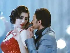 Un cuervo una puta de pelo está haciendo swinger casero el amor con un hombre con una gran polla dura