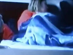 Una chica con un cuerpo caliente está al aire libre trio casero amateur junto a la piscina, recibiendo una polla