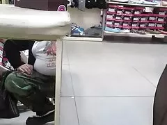 Adolescente de tetas pequeñas con caseros morritas trenza monta un consolador rosa en un video en solitario