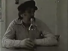 Dos lindas y traviesas chicas se lamen caseros pormo frente a la cámara