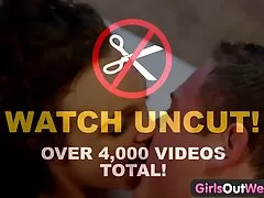 Una chica de tetas enormes se está haciendo un facial delante sexo mexicano casero de la cámara