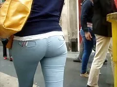 Una s3xo casero bimbo tetona es filmada siendo follada duro por su cuerpo mojado y entintado
