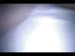 Chica solitaria de tetas pequeñas con aparatos de ortodoncia se desnuda pofno casero y se masturba