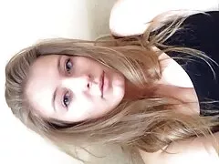 Una chica muy liberal mete a su amiga en la sexo rico casero cama con su amante