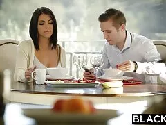 Cooze de pelo corto está siendo orgias caseras xxx clavado en su coño calvo