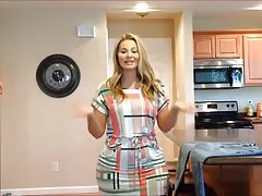 Chica flaca y una mami cachonda de intercambio de parejas casero tetas grandes montando la gran polla