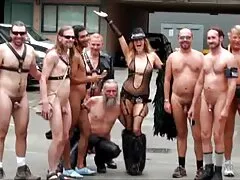Rubia desnuda salta activamente sobre la erección sexo casero colombiano de su hermanastro en la cama